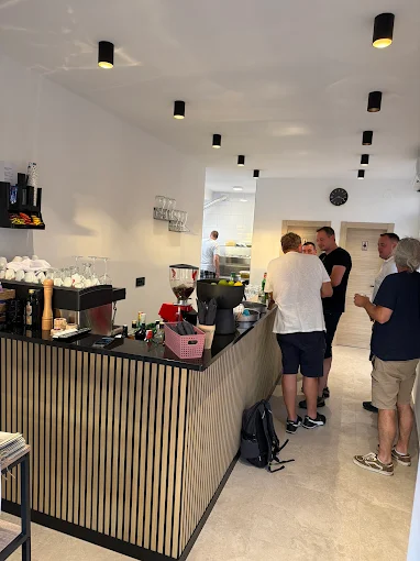 Unutrašnjost bistroa i šank s aparatom za kavu