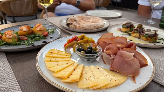 Plata sa sirom, pršutom, maslinama i domaćim kruhom
