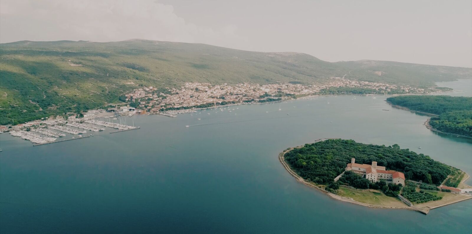Zračni pogled na Punat, marinu i otočić Košljun na otoku Krku