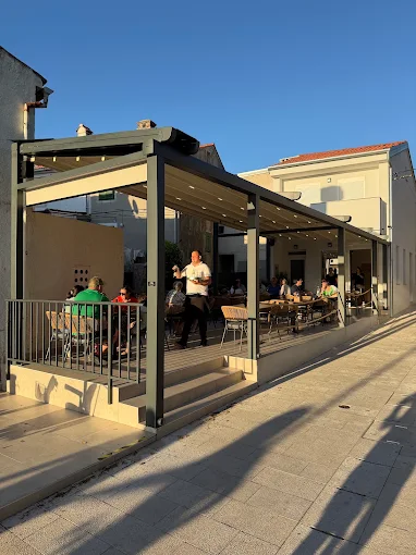 Natkrivena terasa Bistroa Promenada s ulice u Puntu